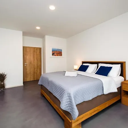 Pula Sleeps 8 With Pool Air Con And Wifi Vila *