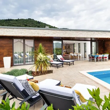 Vila Pula Sleeps 8 With Pool Air Con And Wifi *