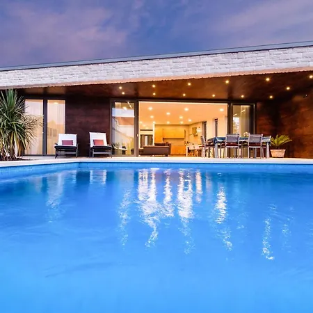 Pula Sleeps 8 With Pool Air Con And Wifi * Korčula