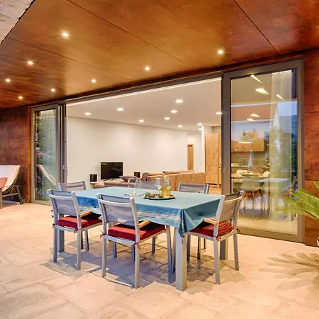 فيلة Pula Sleeps 8 With Pool Air Con And Wifi *