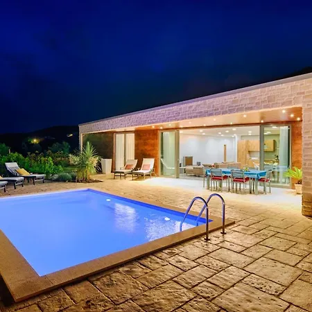 Pula Sleeps 8 With Pool Air Con And Wifi * كورتْشولا