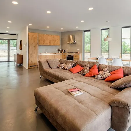 فيلة Pula Sleeps 8 With Pool Air Con And Wifi كورتْشولا