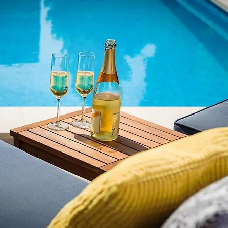 فيلة Pula Sleeps 8 With Pool Air Con And Wifi *