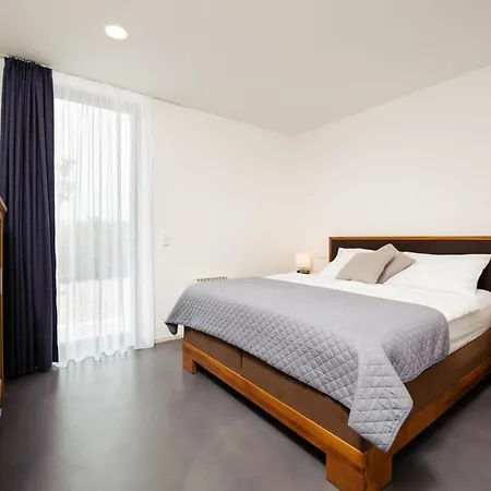 Pula Sleeps 8 With Pool Air Con And Wifi *